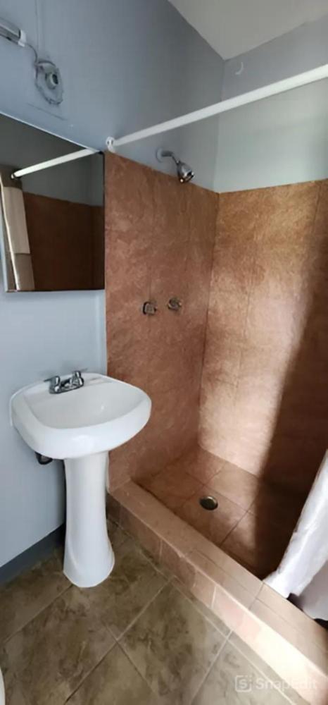 Standard Queen Room at Buckroe Motel, photo 5